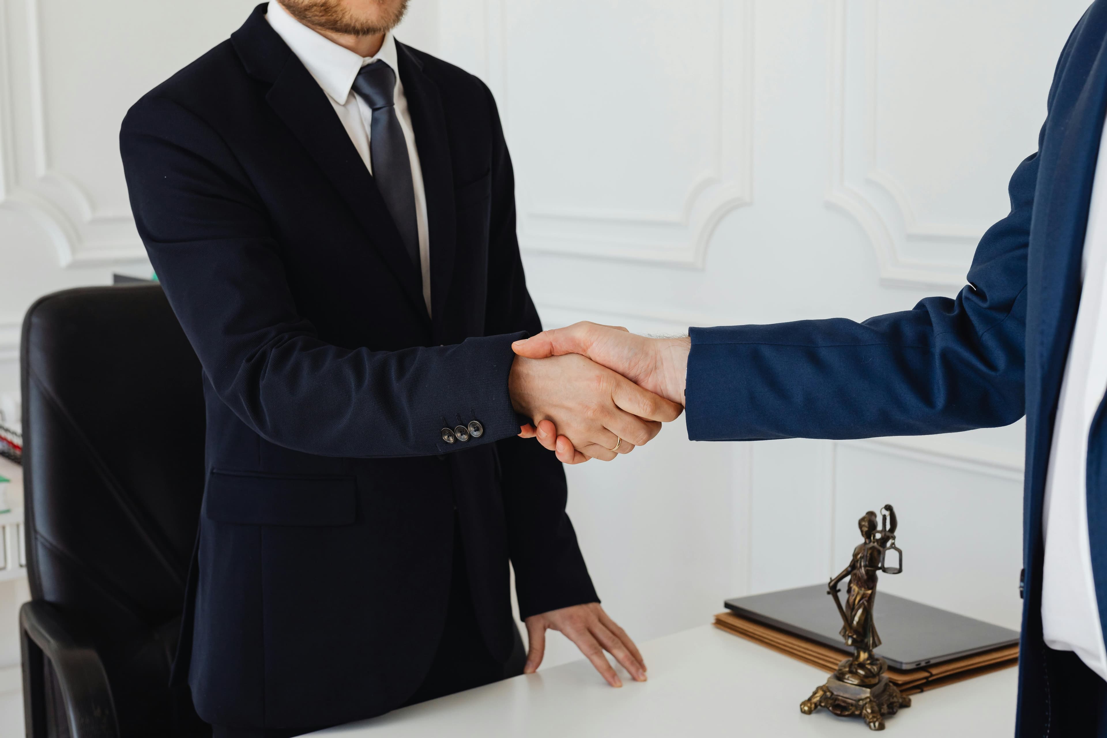 Abogados brindando asesoría virtual